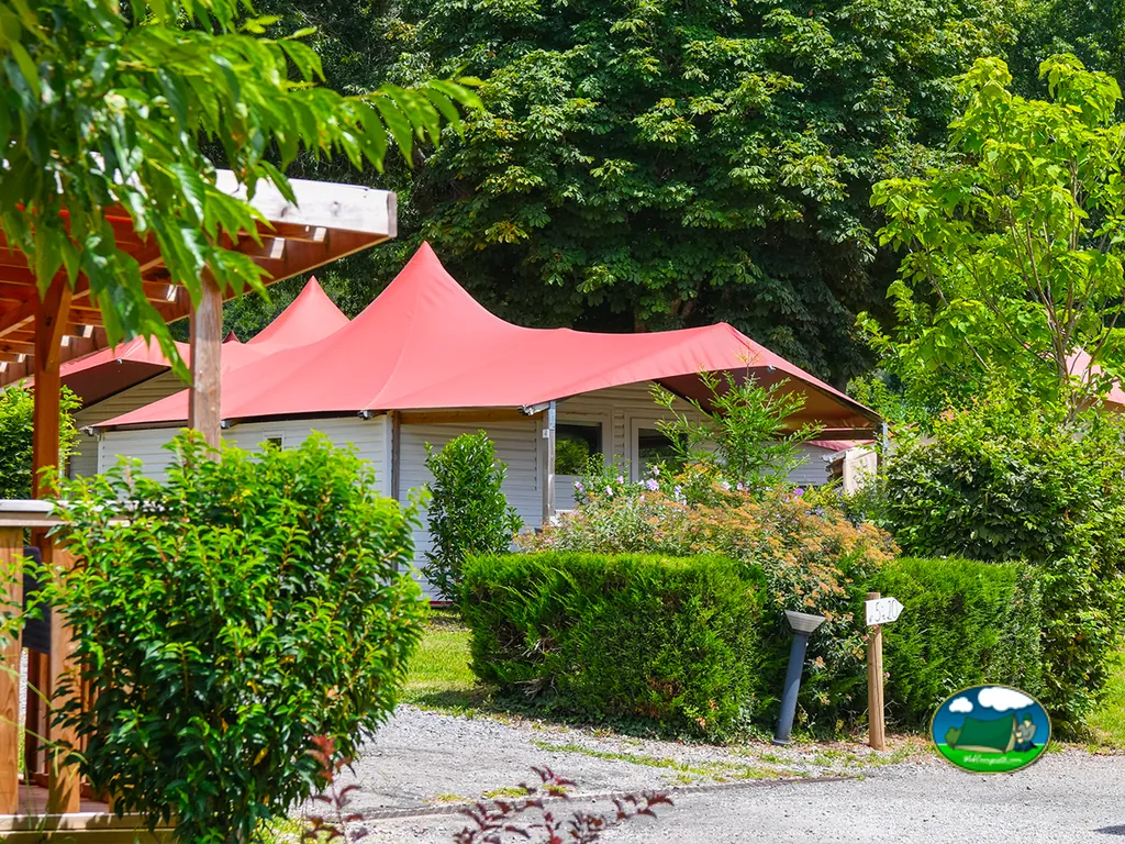 bungalow con toldo rojo puntiagudo