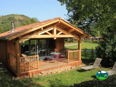cabaña de madera con terraza
