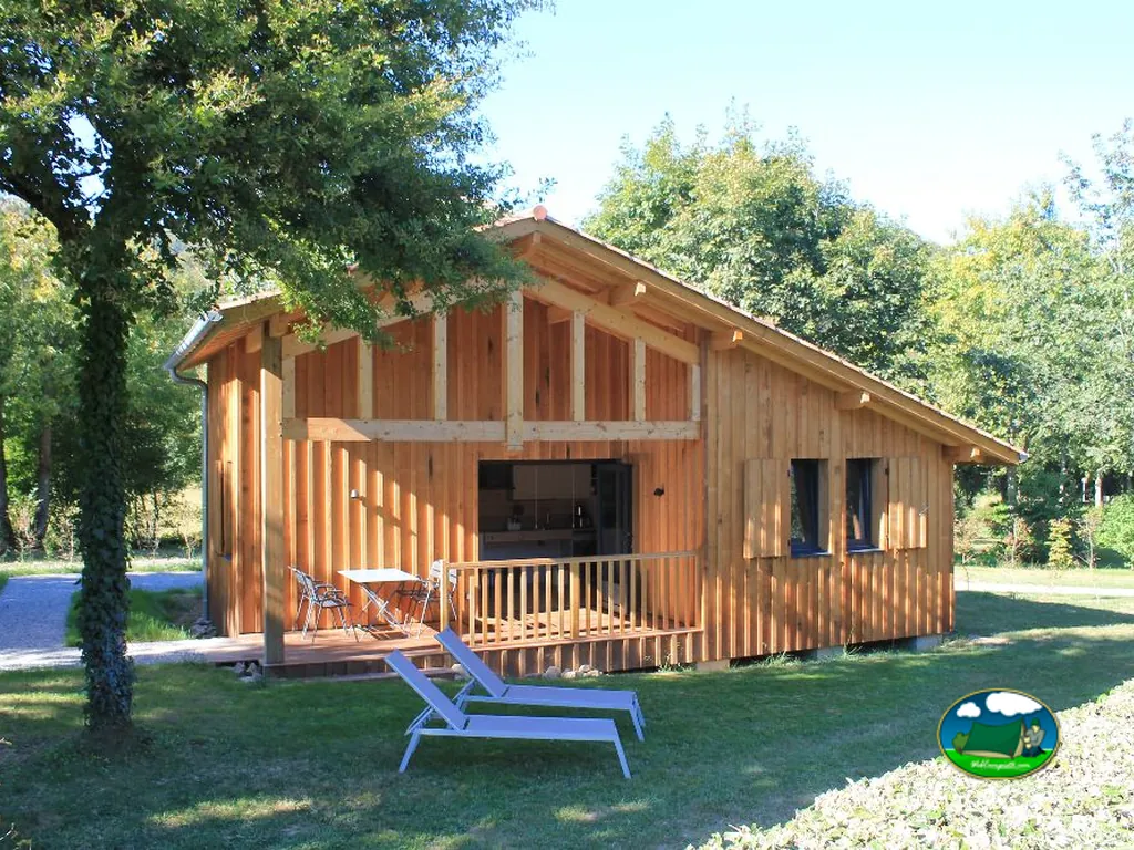 chalet de madera con tumbonas