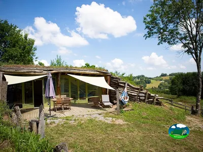 cabaña con tejado vegetal y hamaca