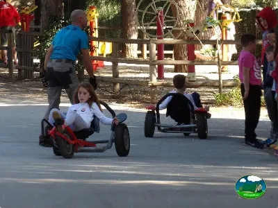 Parque infantil con niños en triciclos del Camping Cabopino, Marbella (Málaga)