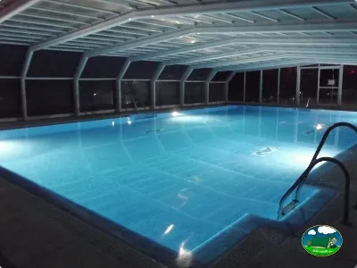 Piscina climatizada cubierta con iluminación nocturna del Camping Cabopino, Marbella (Málaga)