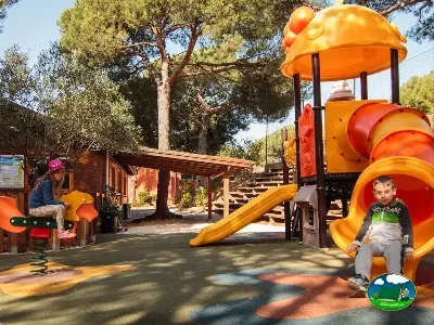 Parque infantil con tobogán y estructuras de juego del Camping Cabopino, Marbella (Málaga)