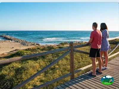 Playa junto al mar con vistas desde pasarela de madera del Camping Cabopino, Marbella (Málaga)