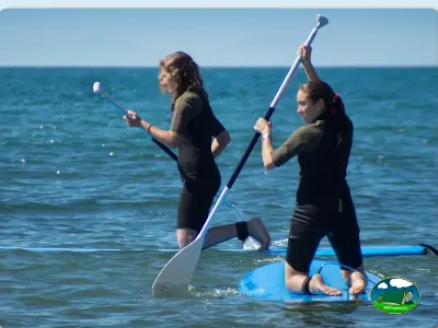 Playa junto al mar, actividades acuáticas con paddle surf del Camping Cabopino, Marbella (Málaga)