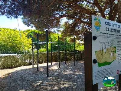 Parque infantil con circuito de calistenia del Camping Cabopino, Marbella (Málaga)