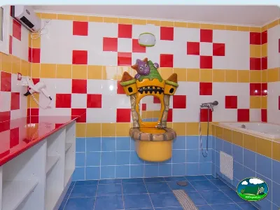 Aseos infantiles con decoración temática del Camping Cabopino, Marbella (Málaga)