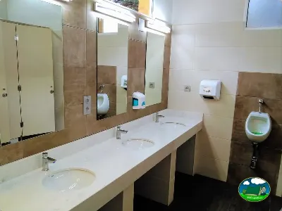 Aseos con lavabos y espejos del Camping Cabopino, Marbella (Málaga)