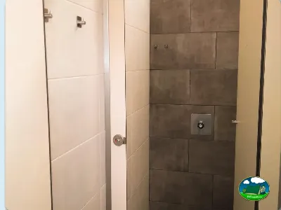 Aseos con duchas del Camping Cabopino, Marbella (Málaga)