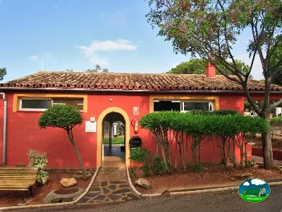 Bungalow rojo con entrada y jardín del Camping Cabopino, Marbella (Málaga)