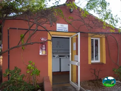 Lavandería con lavadoras y secadoras del Camping Cabopino, Marbella (Málaga)