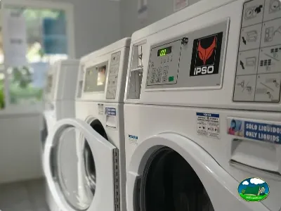 Supermercado, lavadoras de servicio del Camping Cabopino, Marbella (Málaga)