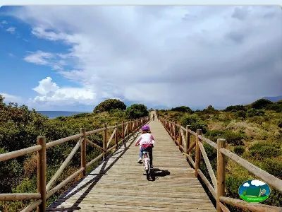 Pasarela junto al mar con vistas costeras del Camping Cabopino, Marbella (Málaga)