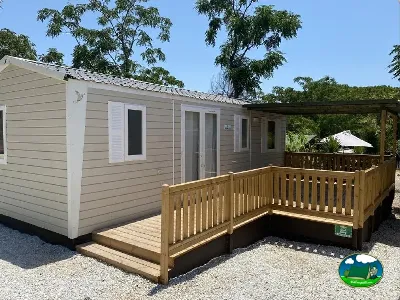 Mobil-home con terraza de madera y vistas al jardín del Camping Cabopino, Marbella (Málaga)