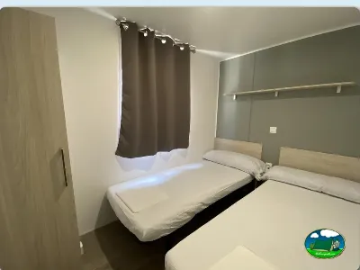 Mobil-home interior con dos camas individuales del Camping Cabopino, Marbella (Málaga)