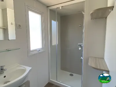 Mobil-home baño con ducha y lavabo del Camping Cabopino, Marbella (Málaga)