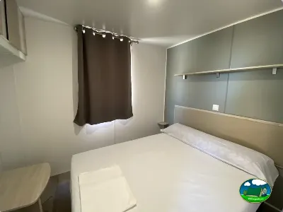 Mobil-home con dormitorio luminoso del Camping Cabopino, Marbella (Málaga)
