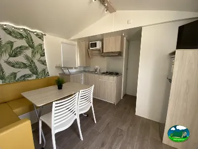 Mobil-home interior con cocina y zona de comedor del Camping Cabopino, Marbella (Málaga)
