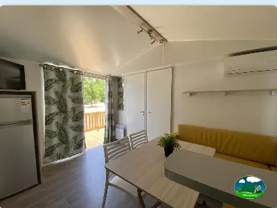 Mobil-home interior con cocina y sala de estar del Camping Cabopino, Marbella (Málaga)