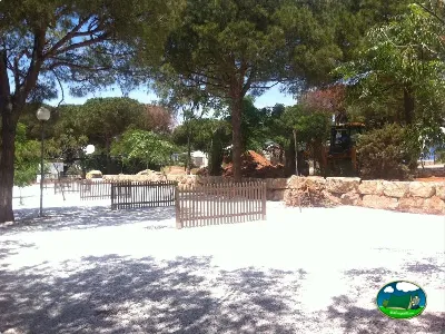 Parque infantil con árboles y área de juegos del Camping Cabopino, Marbella (Málaga)