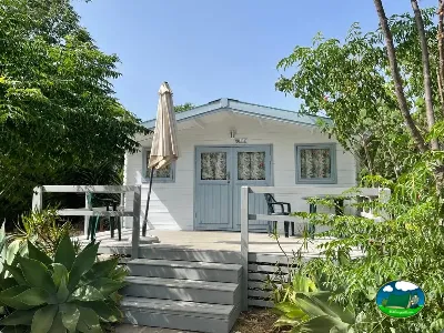 Mobil-home con terraza y jardín privado del Camping Cabopino, Marbella (Málaga)