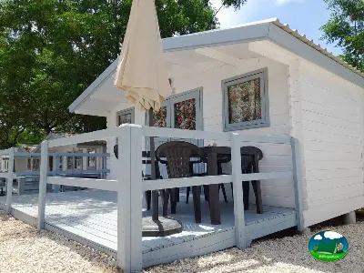 Bungalow moderno con terraza y sombrilla del Camping Cabopino, Marbella (Málaga)
