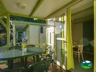 Mobil-home con porche y terraza cubierta del Camping Cabopino, Marbella (Málaga)