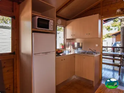 Cocina de glamping con equipamiento básico del Camping Cabopino, Marbella (Málaga)