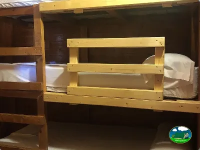 Tienda de acampada con literas de madera del Camping Cabopino, Marbella (Málaga)