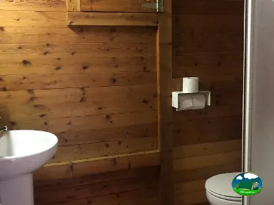Aseos de cabaña de madera del Camping Cabopino, Marbella (Málaga)