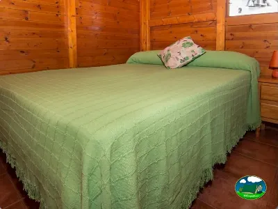 Cabaña interior con cama doble del Camping Cabopino, Marbella (Málaga)