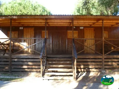 Cabaña de madera con terraza y vistas a la naturaleza del Camping Cabopino, Marbella (Málaga)