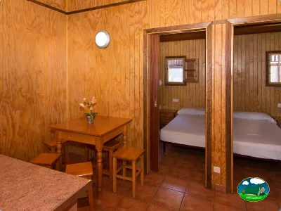 Mobil-home interior con dormitorios y zona de estar del Camping Cabopino, Marbella (Málaga)