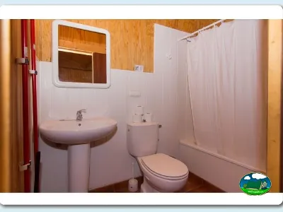 Aseo con ducha en mobil-home del Camping Cabopino, Marbella (Málaga)