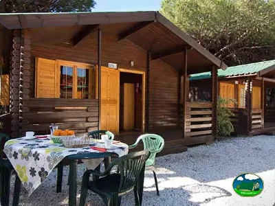 Bungalow de madera con terraza y zona de estar del Camping Cabopino, Marbella (Málaga)