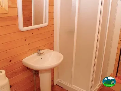 Baño interior con ducha y lavabo del Camping Cabopino, Marbella (Málaga)