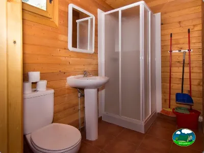 Cuarto de baño en cabaña de madera con ducha del Camping Cabopino, Marbella (Málaga)
