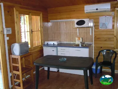 Cabaña interior con cocina y zona de comedor del Camping Cabopino, Marbella (Málaga)