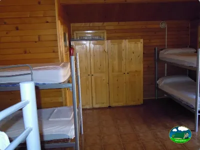 Cabaña interior con literas y armarios de madera del Camping Cabopino, Marbella (Málaga)