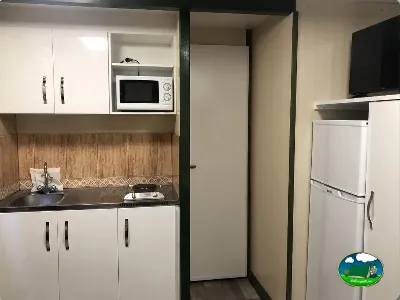 Mobil-home cocina y sala de estar del Camping Cabopino, Marbella (Málaga)