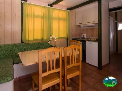 Mobil-home interior con cocina y zona de comedor del Camping Cabopino, Marbella (Málaga)
