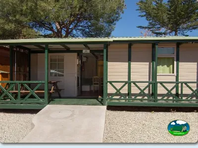 Mobil-home con terraza y sombrilla del Camping Cabopino, Marbella (Málaga)