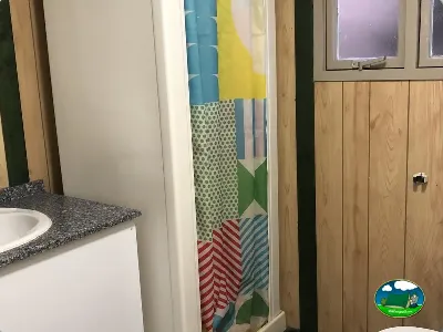 Interior de mobil-home con lavabo y ducha del Camping Cabopino, Marbella (Málaga)