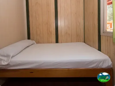 Cabaña interior cama doble madera del Camping Cabopino, Marbella (Málaga)