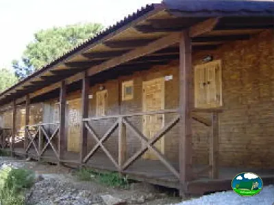 Cabaña de madera con porche del Camping Cabopino, Marbella (Málaga)