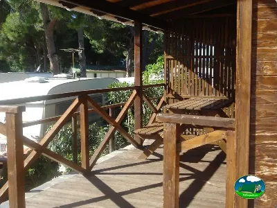 Cabaña con terraza de madera y vistas al bosque del Camping Cabopino, Marbella (Málaga)