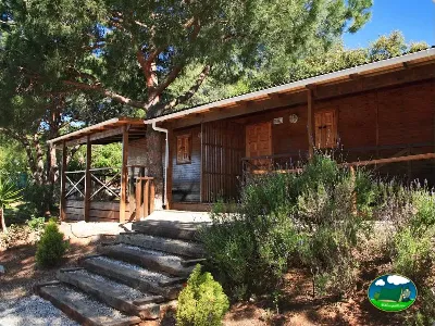 Bungalow de madera con terraza y vistas a la montaña del Camping Cabopino, Marbella (Málaga)
