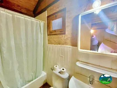 Baño interior de glamping con ducha y espejo iluminado del Camping Cabopino, Marbella (Málaga)
