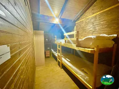 Tienda de acampada con literas de madera del Camping Cabopino, Marbella (Málaga)