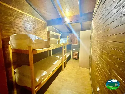 Tienda de acampada interior con literas del Camping Cabopino, Marbella (Málaga)